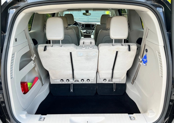 Chrysler Pacifica cena 86900 przebieg: 232231, rok produkcji 2018 z Czarne małe 781